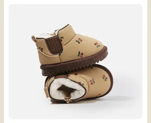 Detailansicht warmer Kinderschneestiefel mit Kirschmuster und gemütlichem Fleece-Futter für Winter