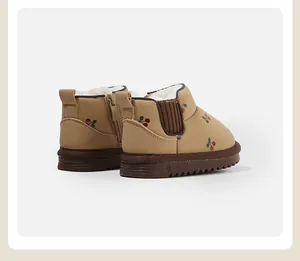 Seitenansicht von Khaki-Schneestiefeln für Kleinkinder mit Kirschdruck und warmem Futter.