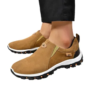 Scarpe casual da uomo in pelle scamosciata marrone con suola in gomma bianca
