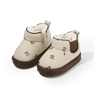 Gemütliche cremefarbene Babystiefel mit Kirschprint und warmem Plüschfutter für Winter
