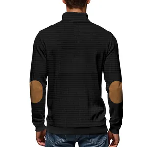 Vue arrière du sweat-shirt noir pour homme avec texture jacquard et coudières marron