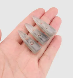Φυσικά κουμπιά από νεφρίτη Xiuyan για παλτό, λεπτομερής προβολή στο χέρι του ατόμου.