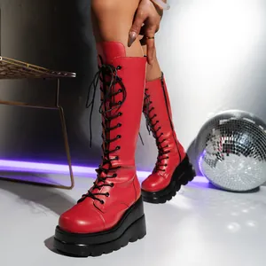 Stylische rote Plateau-Keilstiefel im Gothic-Stil mit Schnürung und Reißverschluss