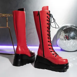 Rote Plateaustiefel im Gothic-Stil mit seitlichem Reißverschluss und Schnürung vorne