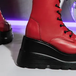 Detailaufnahme der roten Gothic-Plateaustiefel mit einer dicken, strukturierten schwarzen Keilsohle
