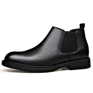 Classic men's black leather Chelsea boots in British style for autumn and winter wear