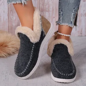 Gros plan de bottes de neige en daim gris avec doublure en fausse fourrure