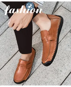 Détail rapproché de mocassins en cuir marron avec surpiqûres à la main.