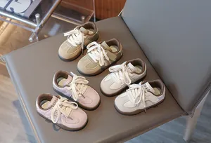 Detailansicht stilvoller Herbst-Sneaker für Kleinkinder in Khaki, Rosa und Weiß.