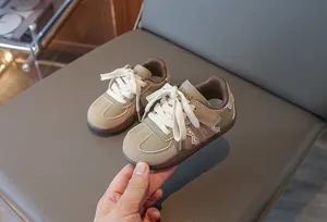 Trendige braun-beige Kinder-Sneaker mit weicher Sohle und schicken Spitzenapplikationen