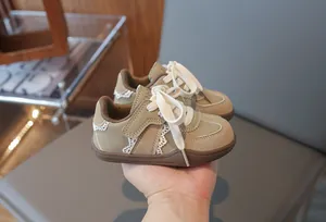 Lässige braune Kindersneaker mit Spitzenbesatz und flexiblen Gummisohlen für Kinder.
