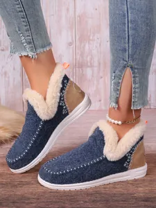 Détail de bottes de neige d'hiver pour femmes avec fourrure synthétique et daim bleu