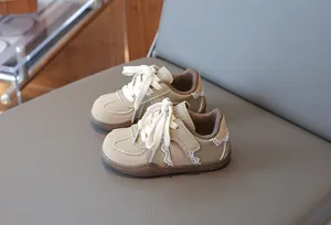 Detailansicht von Kinder-Herbst-Sneakern mit weicher Sohle und weißem Spitzenbesatz