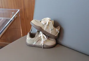 Detailansicht stilvoller Khaki-Kindersneaker mit Spitzenbesatz und weicher Sohle