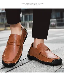 Vue détaillée des mocassins en cuir marron pour hommes, style chic et décontracté