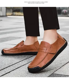 Vue détaillée de mocassins en cuir marron avec bords cousus main et semelles