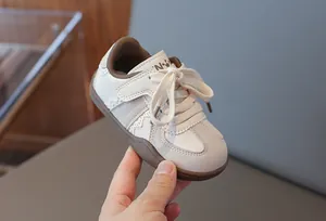 Detailansicht von beigen Kindersneakern mit weicher Sohle und Klettverschluss