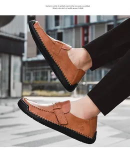 Gros plan de mocassins en cuir marron avec surpiqûres blanches et semelles noires