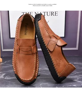 Vue détaillée de mocassins en cuir marron avec coutures visibles et sans lacets.