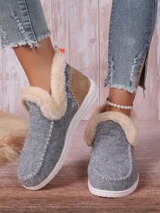 Gros plan de bottes de neige pour femmes en feutre gris avec doublure en fourrure chaude