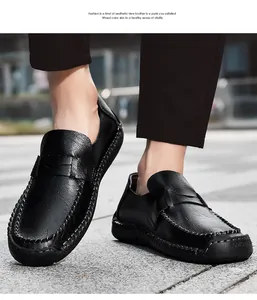 Gros plan de mocassins en cuir noir pour hommes avec finition texturée et coutures