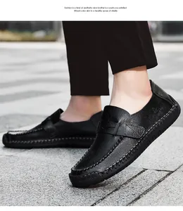 Gros plan de mocassins en cuir noir pour hommes avec des coutures fines fait main