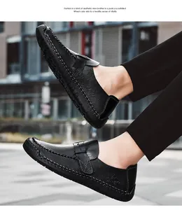 Vue détaillée de mocassins en cuir noir pour hommes avec coutures faites à la main