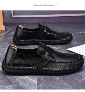 Gros plan sur des mocassins en cuir noir avec texture grainée et coutures main
