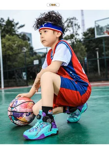 Dettaglio di scarpe da basket professionali per bambini con sistema di chiusura rotante