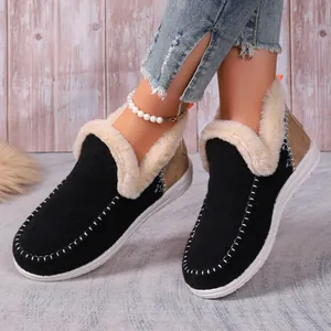 Vue détaillée des bottes de neige d'hiver noires en suédine pour femmes avec fausse fourrure