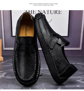 Vue détaillée de mocassins en cuir noir pour hommes avec coutures faites main.