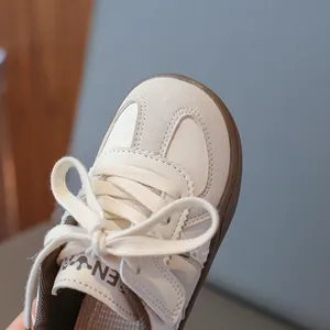 Scarpe sportive per bambini bianco sporco con suola morbida per bambini e bambine