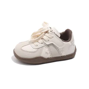 Eleganti sneaker per bambini color panna e marrone con suole morbide e flessibili per tutti