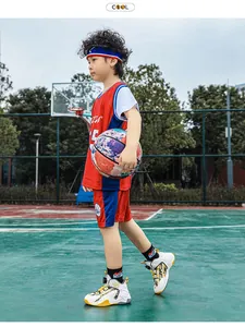 Scarpe da basket professionali per bambini indossate da modello su campo all'aperto