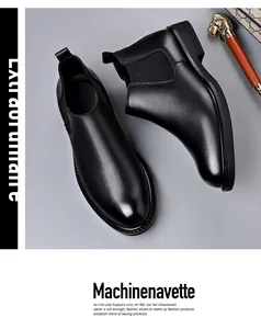 Detailweergave van zwarte lederen Chelsea boots met elegante wandelstok met leeuwenkop