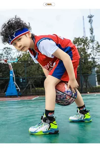 Dettaglio delle scarpe da basket professionali da bambino su un campo all'aperto
