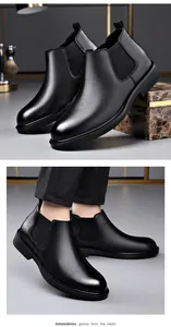 Gedetailleerd overzicht van zwarte leren Chelsea boots voor heren met elastiek.