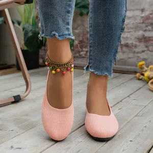 Nahaufnahme der rosa Strick-Ballerinas für Damen mit atmungsaktivem Mesh-Gewebe