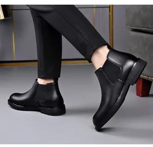 Zijaanzicht van stijlvolle zwarte heren Chelsea boots met elastiek en lederen structuur