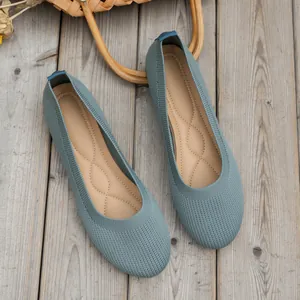 Detail der atmungsaktiven blaugrauen Strick-Ballerinas mit weich gepolsterten Einlagen.