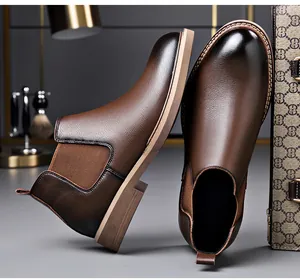 Detailweergave van premium bruin lederen Chelsea boots voor heren met elastiek.