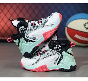 Primo piano di scarpe da basket pro per bambini con fibbia rotante bianche e verde menta