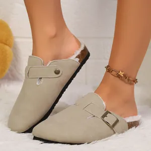 Nahaufnahme von beigen Winterclogs für Damen mit weichem Kunstfellfutter und verstellbarer Schnalle.