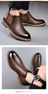 Detailopname van bruine leren Chelsea boots voor heren met elastische inzetten en stikseldetails.