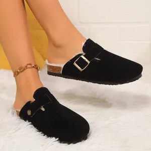 Nahaufnahme schwarzer Wildleder-Clogs mit warmem Fellfutter und Schnallendetail