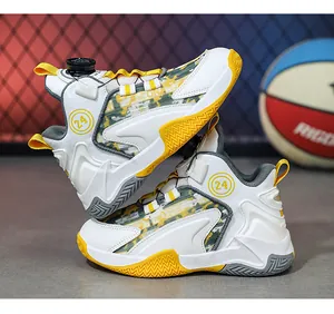 Dettaglio laterale di scarpe da basket per bambini con fantasia mimetica e gialla