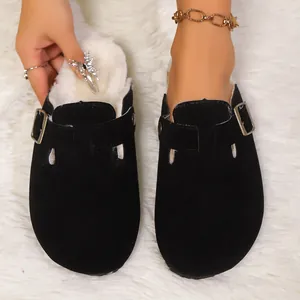 Bequeme schwarze Wildlederclogs mit Schnalle und warmem weißem Kunstfellfutter