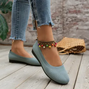 Detailansicht von atmungsaktiven blauen Strickflachschuhen für Damen im Casual Freien.