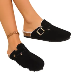 Elegante schwarze Mules aus Wildlederimitat mit warmem Pelzfutter und Schnalle
