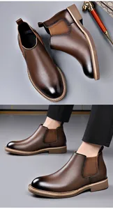 Detailweergave van bruine leren Chelsea boots voor heren met kleurverloop en elastiek